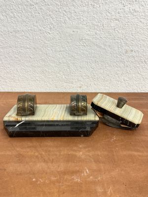 Nécessaire à écrire comprenant un encrier et un buvard en on…