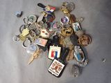 une pile de porte-clés et d'autres objets posés sur une table