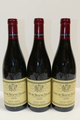 trois bouteilles de vin posées sur une table l'une à côté de l'autre