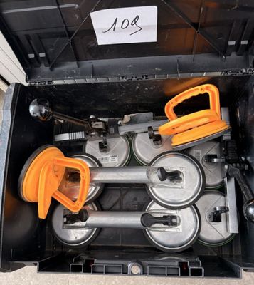 une boîte avec un tas d'outils à l'intérieur