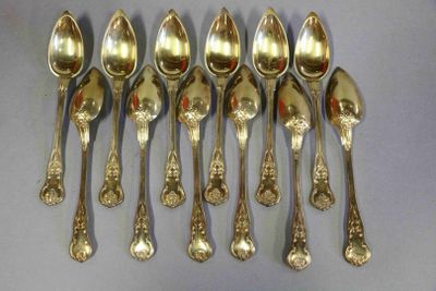 six cuillères en argent sont alignées sur une table