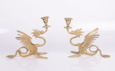 paire de bougeoirs anciens en laiton ornés de têtes de dragon