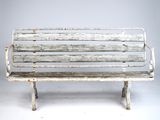 un banc blanc posé sur un sol blanc