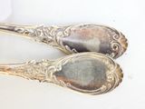 deux cuillères en argent posées l'une à côté de l'autre sur une table