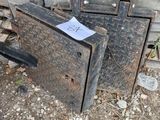 un morceau de métal posé par terre à côté d'un tas de bois