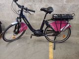 un vélo garé dans un parking