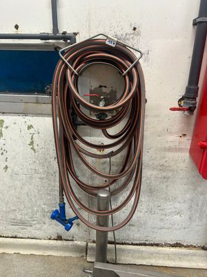 un tuyau raccordé au mur d'un immeuble