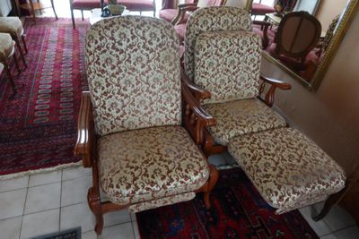 deux chaises qui se trouvent dans une pièce où il y a un tapis