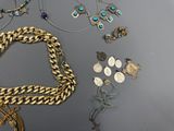 de nombreux colliers et bracelets différents disposés sur une table
