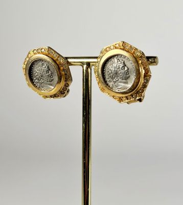 ANONYME, paire de clips d'oreille centré d'un motif en métal…