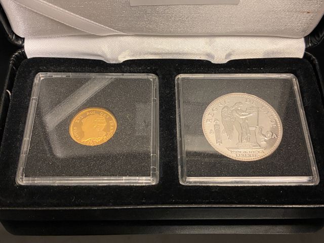 Coffret contenant deux pièces de monnaie en capsules. Une pièce à...