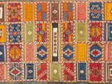 une image représentant un tapis en patchwork multicolore sur fond bleu