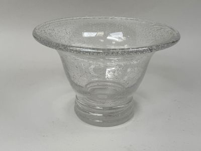 un bol en verre posé sur une table