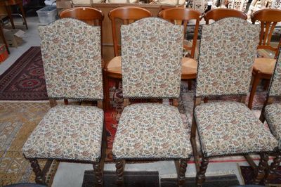 quatre chaises aux assises rembourrées à motifs floraux dans une pièce