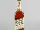 une bouteille de whisky « Kentucky Gentleman » posée sur une surface blanche