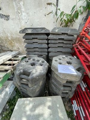 un tas de parpaings posés par terre