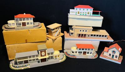 de nombreuses petites maquettes de maisons exposées