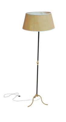 lampe sur pied avec un abat-jour, montée sur un socle à trois pieds