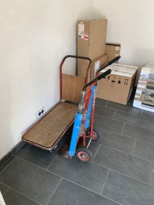 un diable avec un chariot au milieu d'une pièce