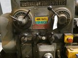 une machine posée sur une table dans une pièce