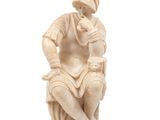 statue représentant un homme assis sur un tabouret, coiffé d'un chapeau