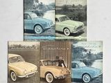 quatre anciennes brochures automobiles sont posées sur une surface blanche