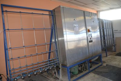 Laveuse de verre QUELEN avec son chariot d'une capacité de 1…