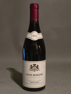une bouteille de vin posée sur une table