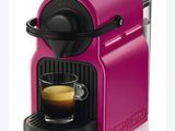 une machine Neso rose avec une tasse de café