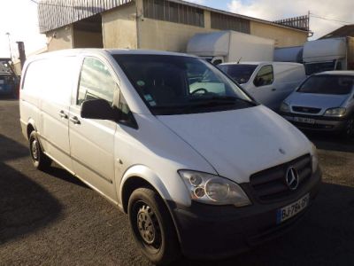 une camionnette blanche garée dans un parking