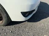 une voiture blanche garée sur le bord de la route