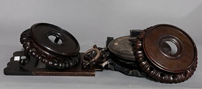 une paire d'horloges anciennes exposées sur une table