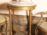 deux chaises et une table sur laquelle est posée une lampe