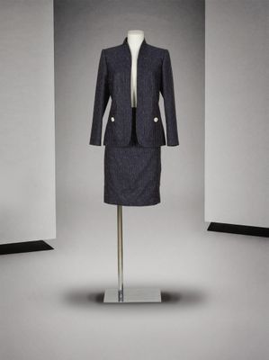 une photo d'une robe et d'une veste sur un mannequin