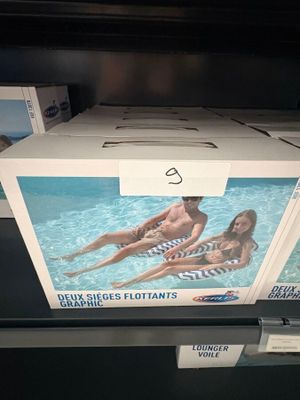 une boîte avec l'image d'un homme et d'une femme dessus