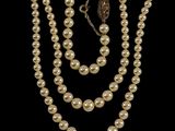 un gros plan d'un collier de perles sur fond noir