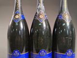 trois bouteilles de champagne Pommery posées sur une table