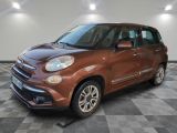 une Fiat marron garée dans un garage au sol carrelé