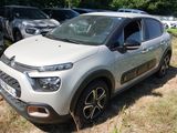 une petite voiture garée dans l'herbe