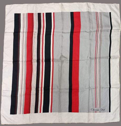 Cristian DIOR. 2 foulards, l’un fond blanc rayé rouge et bleu (pe