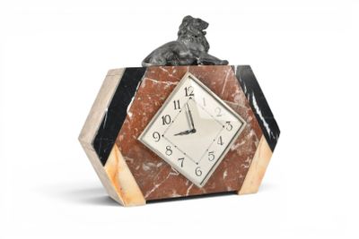 une horloge surmontée d'une statue représentant un chien assis