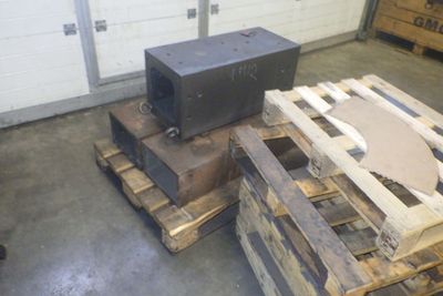 une boîte noire posée sur une palette dans un garage
