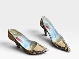 une paire d'escarpins en peau de serpent, à bout pointu et talon pointu