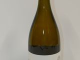 une bouteille de vin posée sur une table