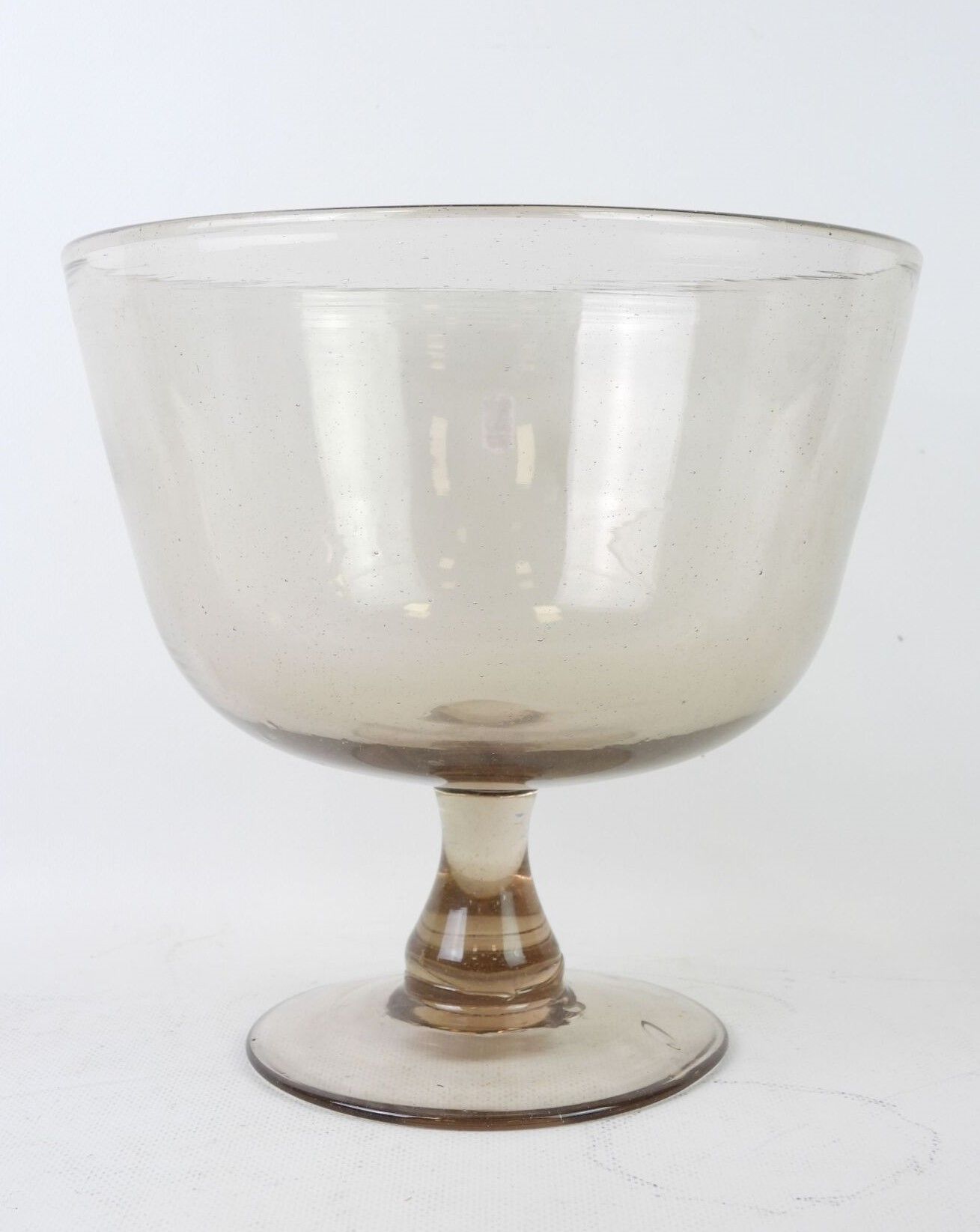 Alain BEGOU (né en 1945). Grande coupe sur pied en verre fumé, signée au revers. H.: 24 cm Diam.: 25 cm