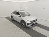 Le SUV Volkswagen blanc est garé dans une salle blanche.