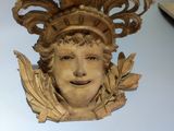 une sculpture en bois représentant une femme coiffée d'une couronne