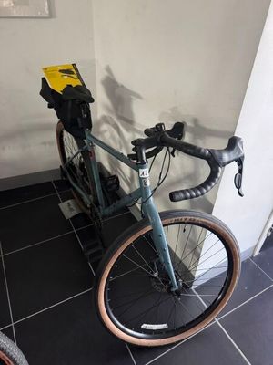 un vélo garé contre un mur