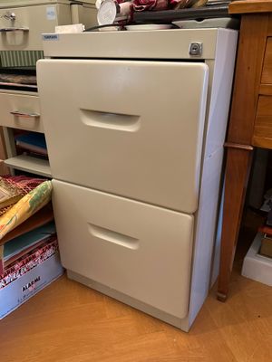 un réfrigérateur blanc posé dans une cuisine, à côté d'un plan de travail