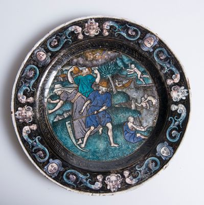 une assiette sur laquelle est représentée une peinture d'anges